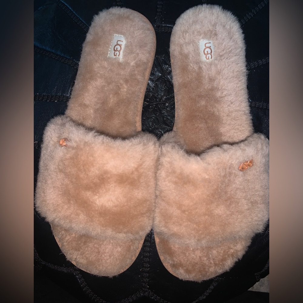 UGG SLIPPERS